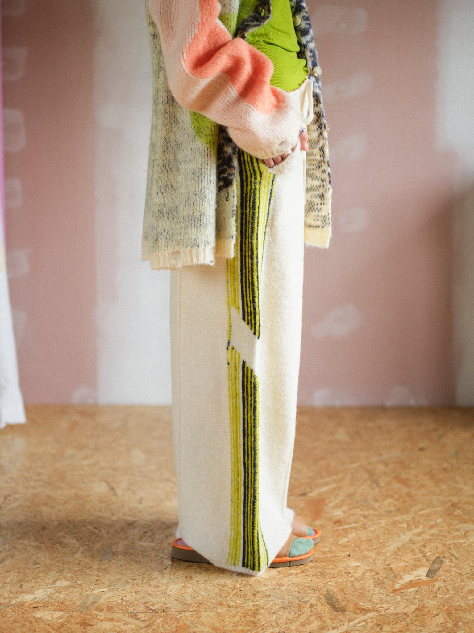 ホームウェアのニットトラックパンツ