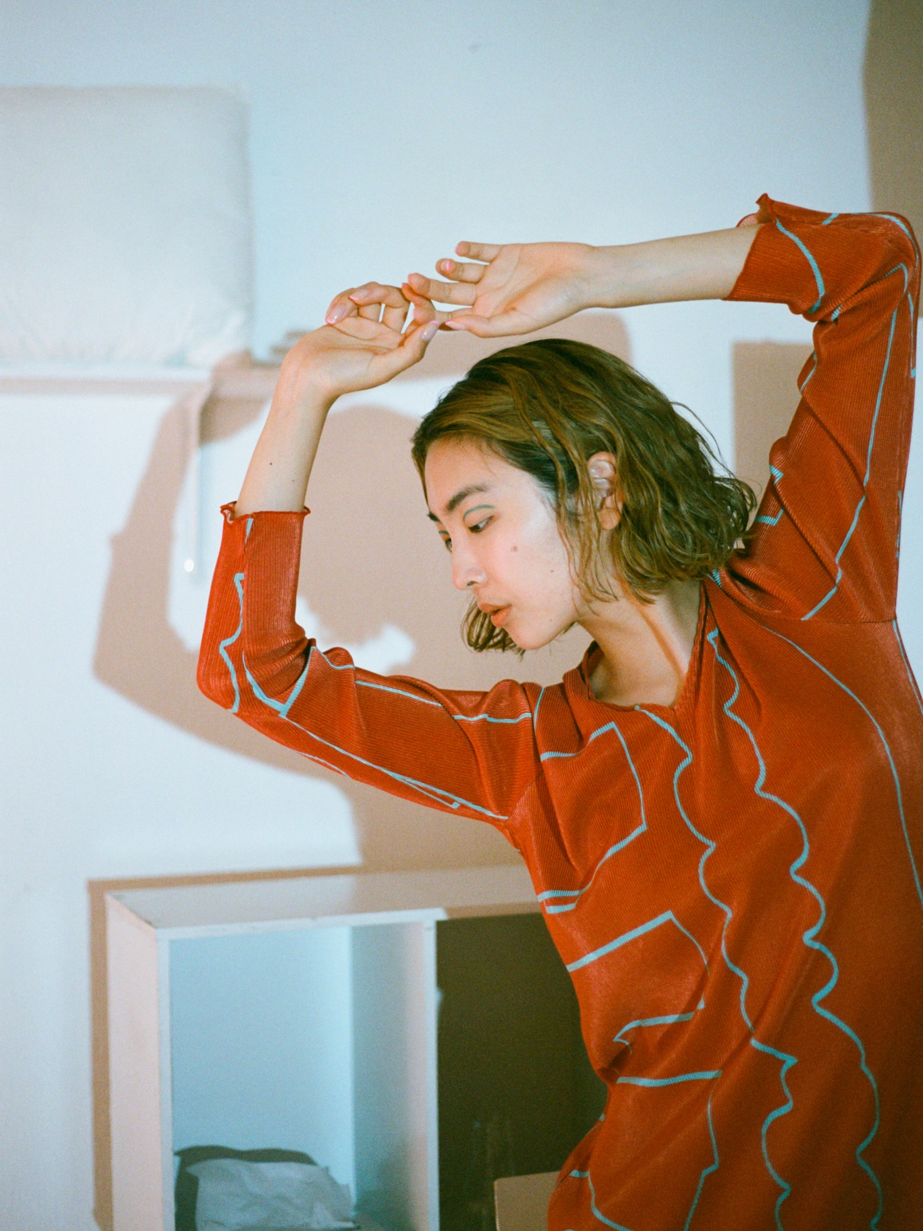 寛大なインテリアのプリーツワンピ(絨毯の色) – pamm.officialstore